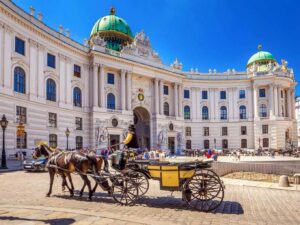 Ab Bratislava: Geführte Highlights von Wien und Freizeit